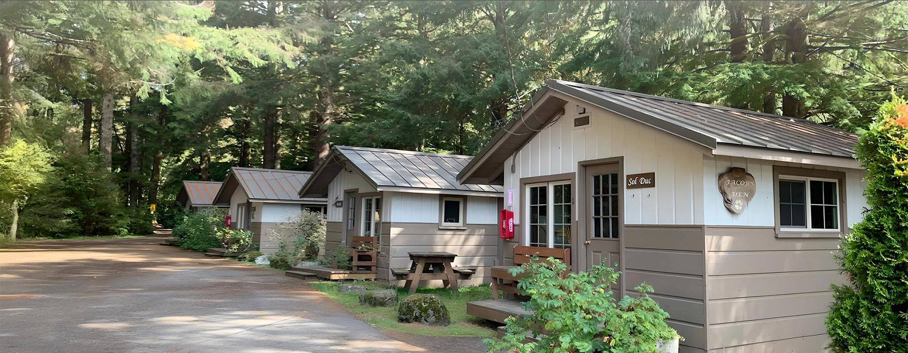 row of cabins at 3 Rivers Resort near Forks