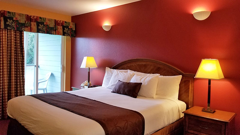 Deluxe King Room bed