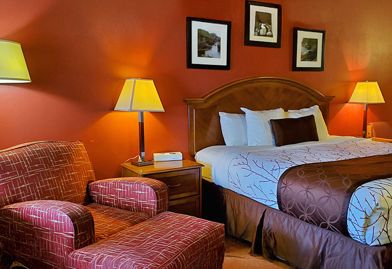 King standard bed and sitting area