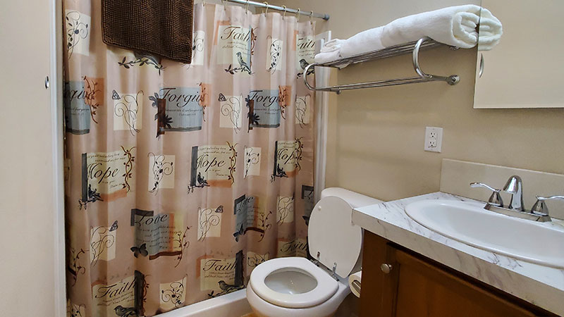 Pacific Cabin bathroom