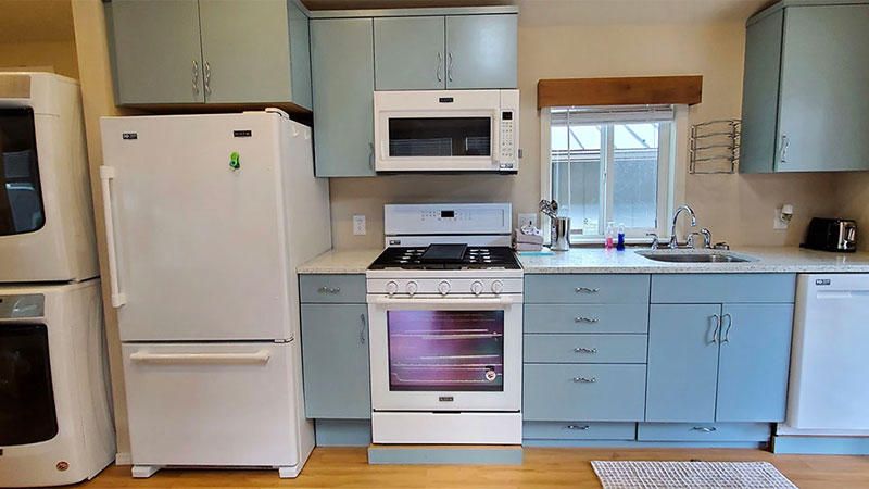 Pacific Cabin kitchen