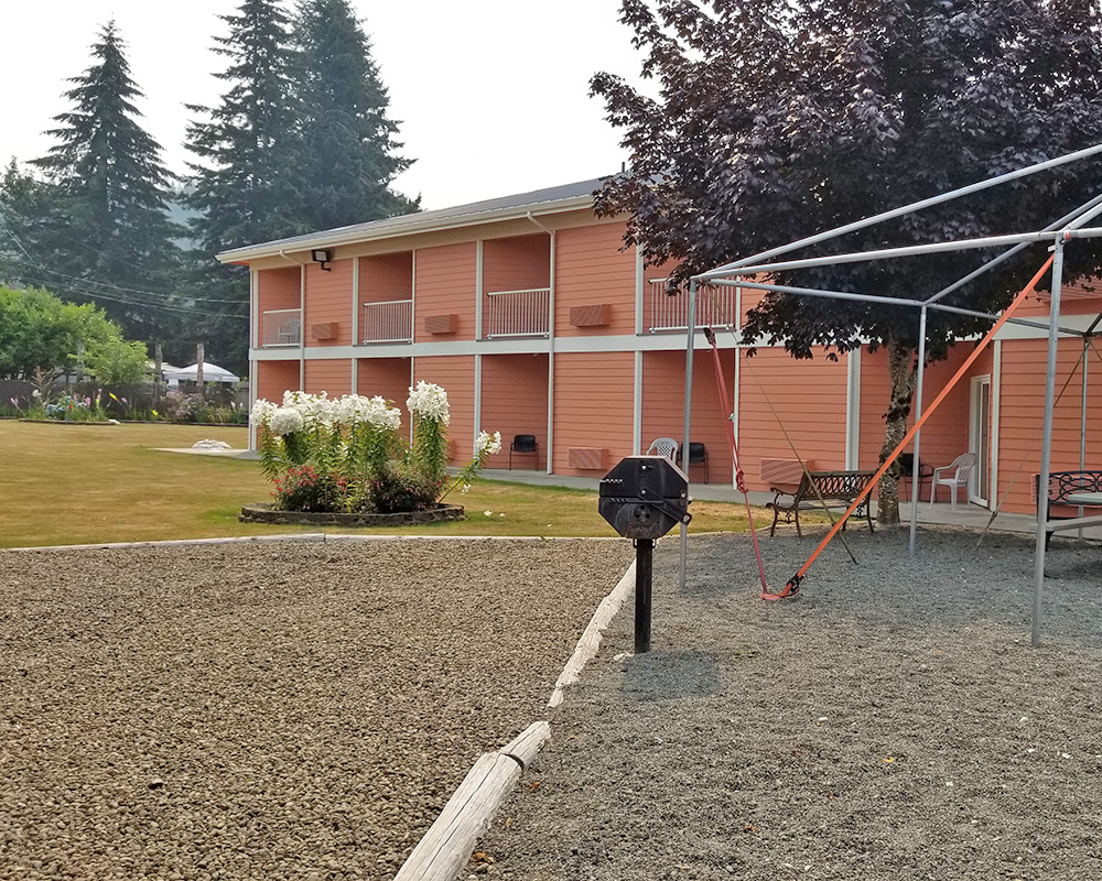 Dew Drop Inn picnic area