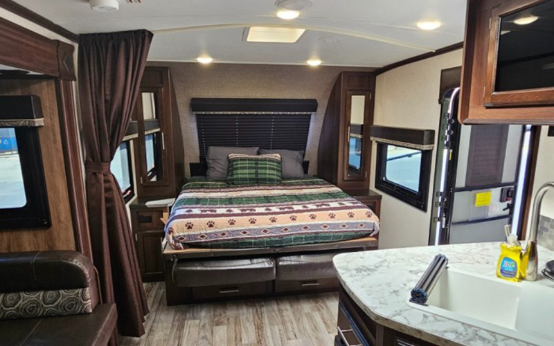 Dew Drop Inn Trailer murphey bed